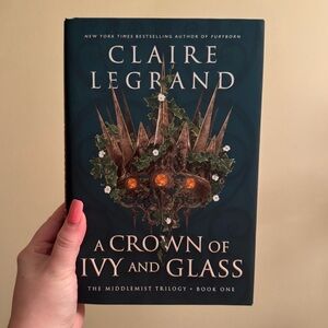 📚A CROWN OF IVY AND GLASS